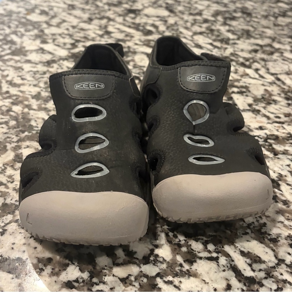 Keen Stingray black closed toe water shoes